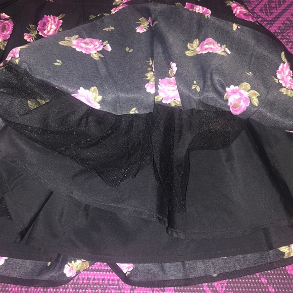 Black Rose Skirt Forever 21 - Picture 4 of 6